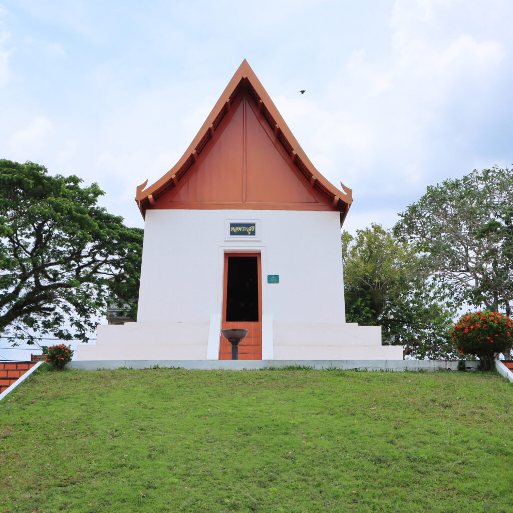 หอพระสูง (พระวิหารสูง) : โบราณสถานสำคัญบนถนนราชดำเนิน