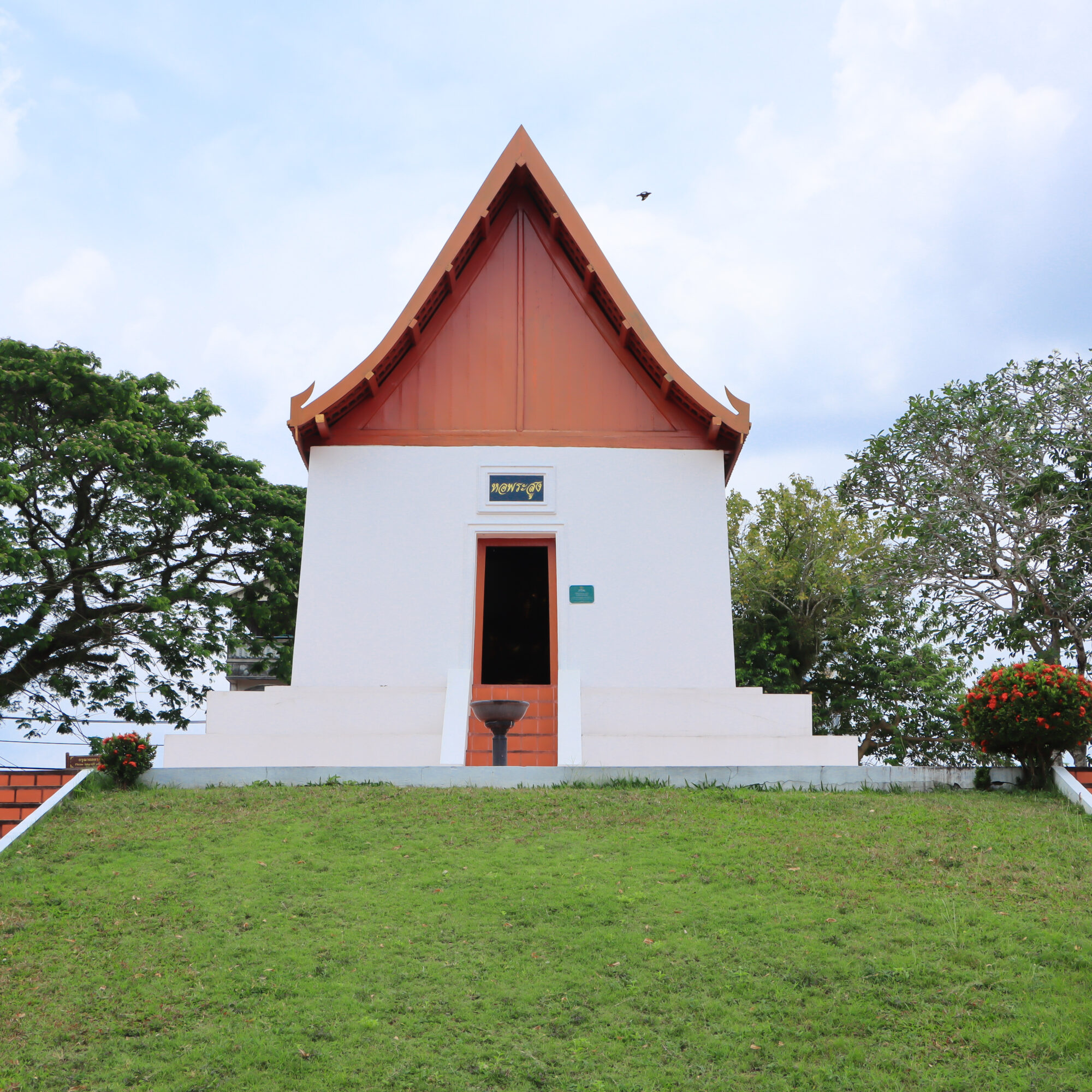หอพระสูง (พระวิหารสูง) : โบราณสถานสำคัญบนถนนราชดำเนิน