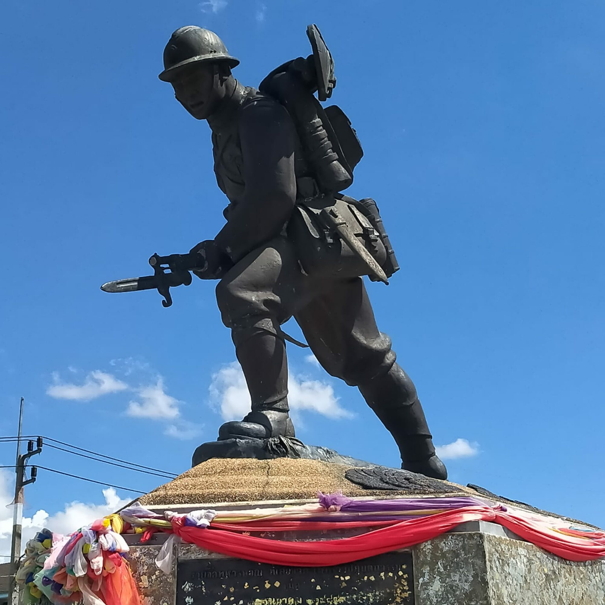 อนุสาวรีย์วีรไทย (พ่อจ่าดำ) อนุสรณ์สถานแห่งความกล้าหาญของทหารไทย