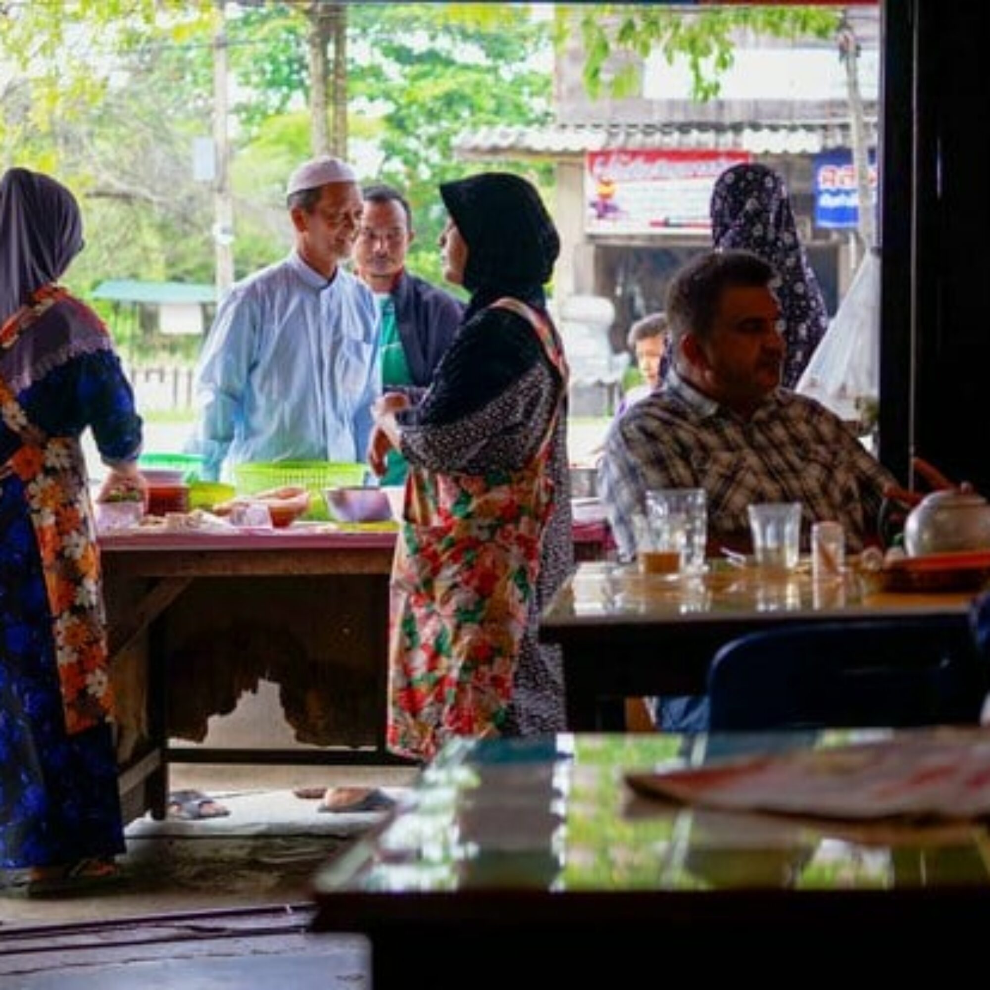 ร้านน้ำชา : สภาของมิตรที่สะท้อนชีวิตความเป็นอยู่ของชุมชน