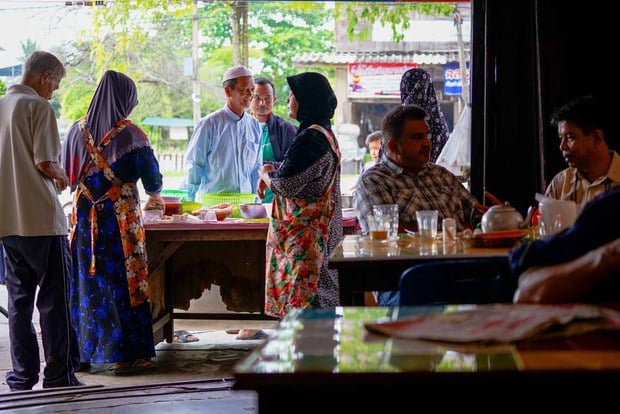 Read more about the article ร้านน้ำชา : สภาของมิตรที่สะท้อนชีวิตความเป็นอยู่ของชุมชน