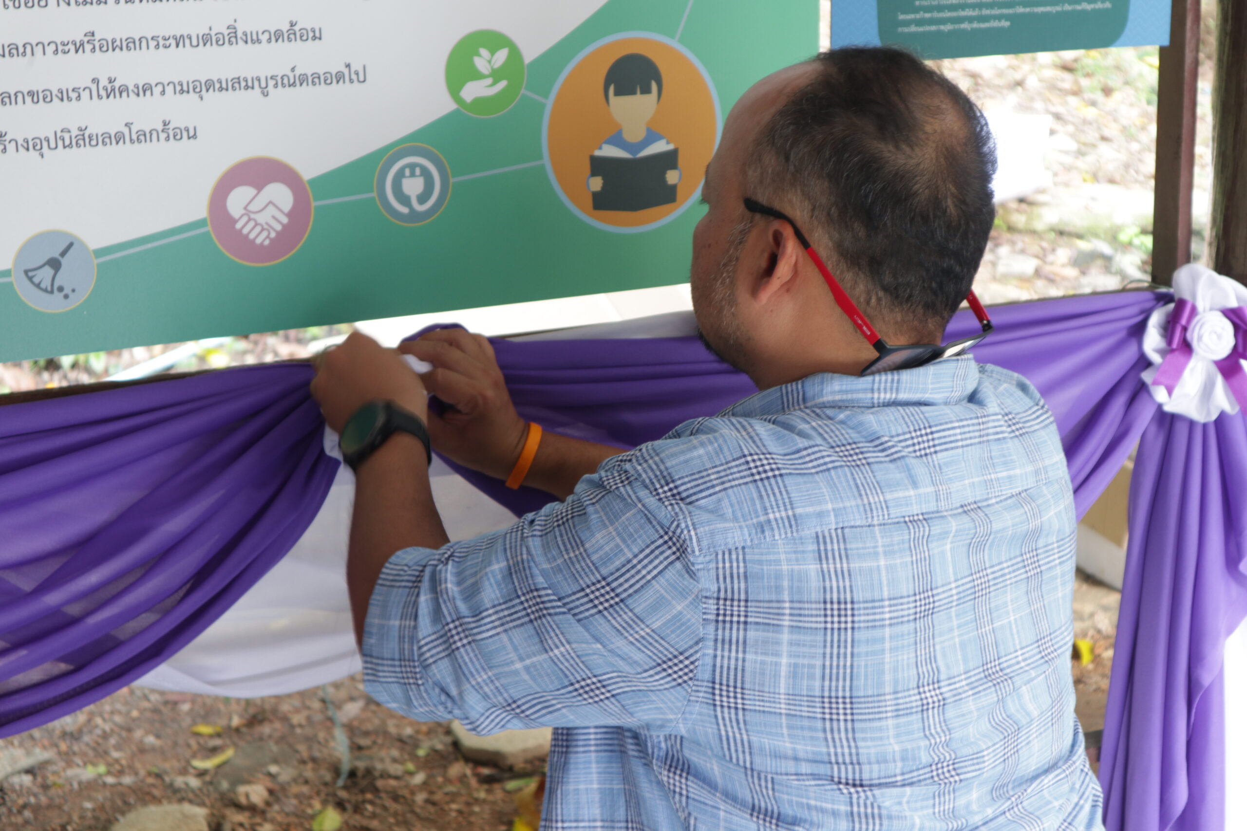 ผูกผ้าสีม่วงขาว