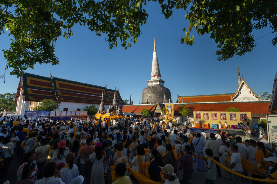 ประเพณีแห่ผ้าขึ้นธาตุ