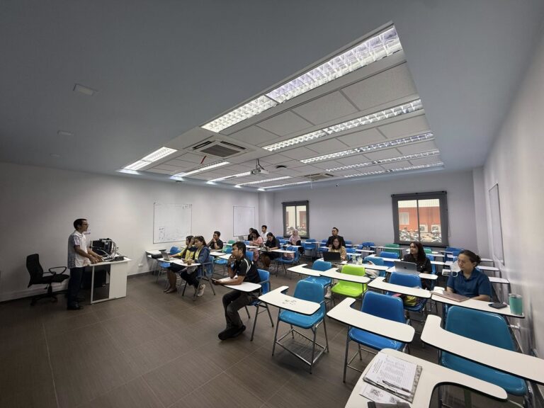 ศูนย์บรรณสารและสื่อการศึกษาได้จัดอบรมหลักสูตร “การใช้งานเทคโนโลยีสำหรับการเรียนการสอนในห้อง Smart Classroom (อาคารสถาปัตย์ฯ)"