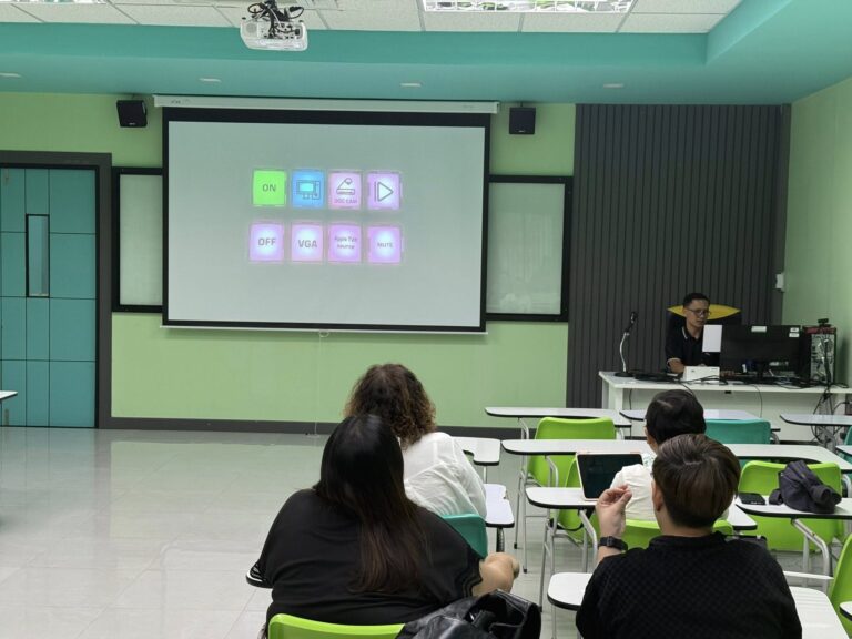 ศูนย์บรรณสารและสื่อการศึกษาได้จัดอบรมหลักสูตร “การใช้งานเทคโนโลยีสำหรับการเรียนการสอนในห้อง Smart Classroom (อาคารสถาปัตย์ฯ)"