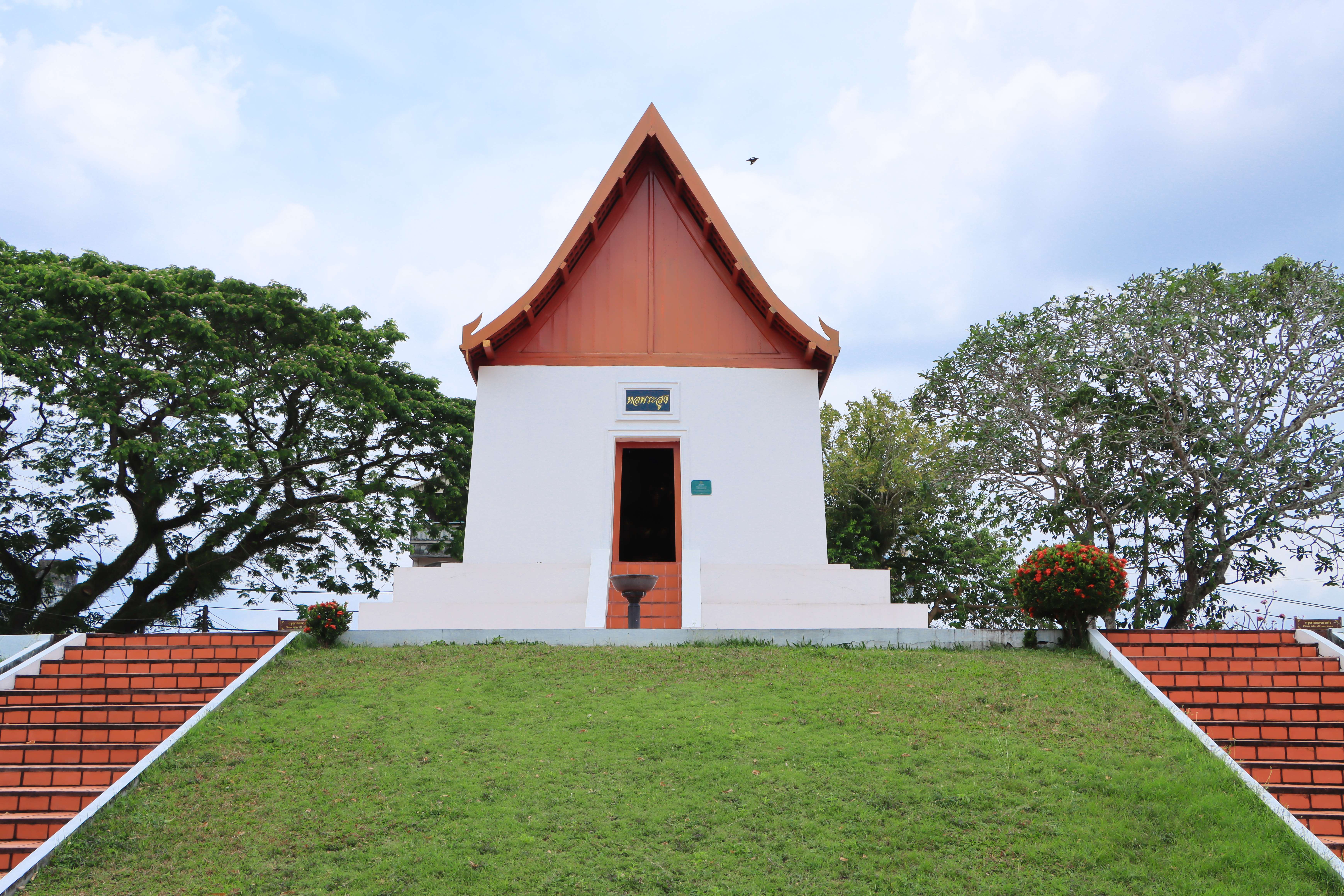 Read more about the article หอพระสูง (พระวิหารสูง) : โบราณสถานสำคัญบนถนนราชดำเนิน