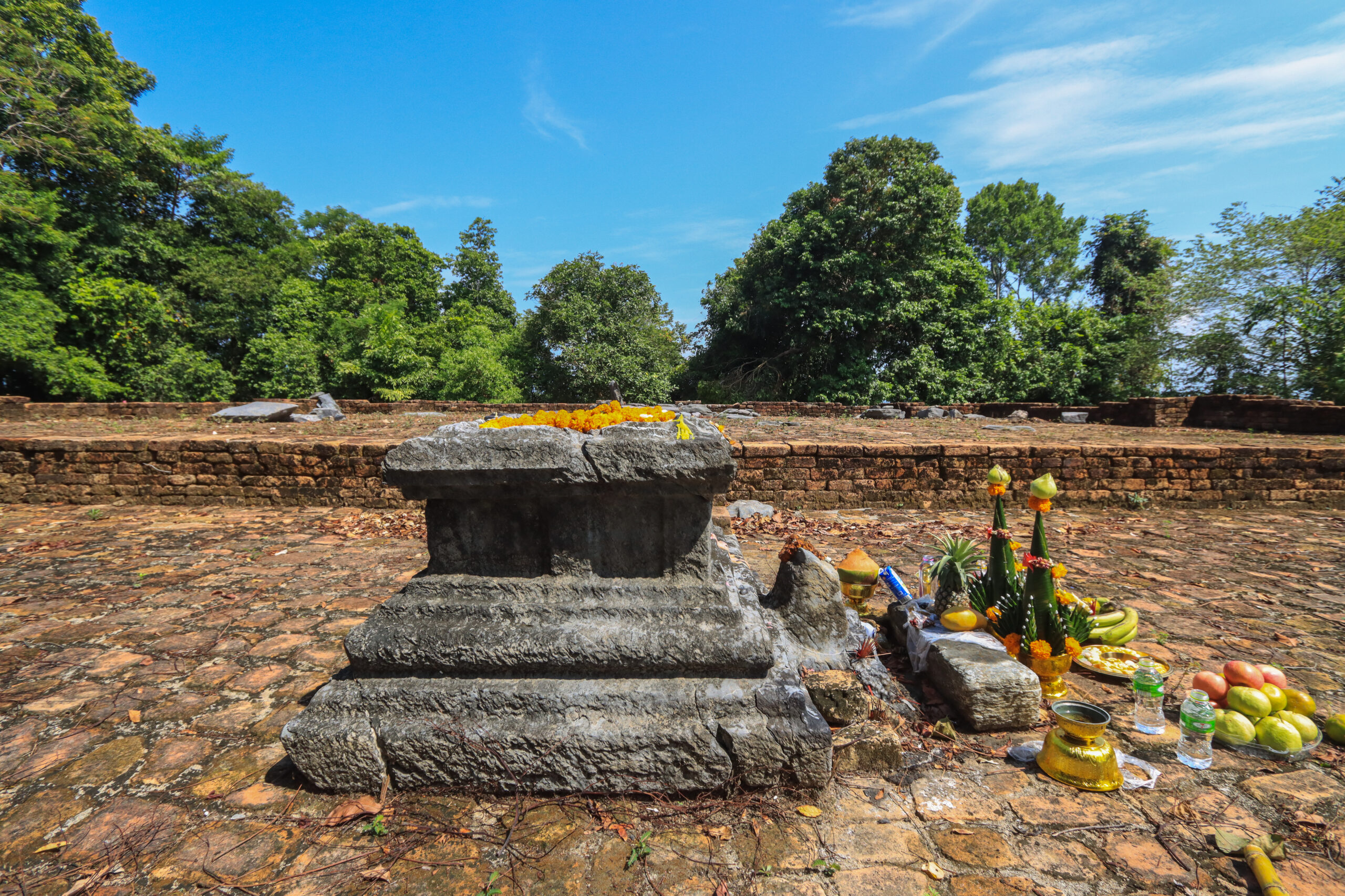 เขาคา ฐานศิวลึงค์หิน รูปสีเหลี่ยมจตุรัสคล้ายฐานบัว