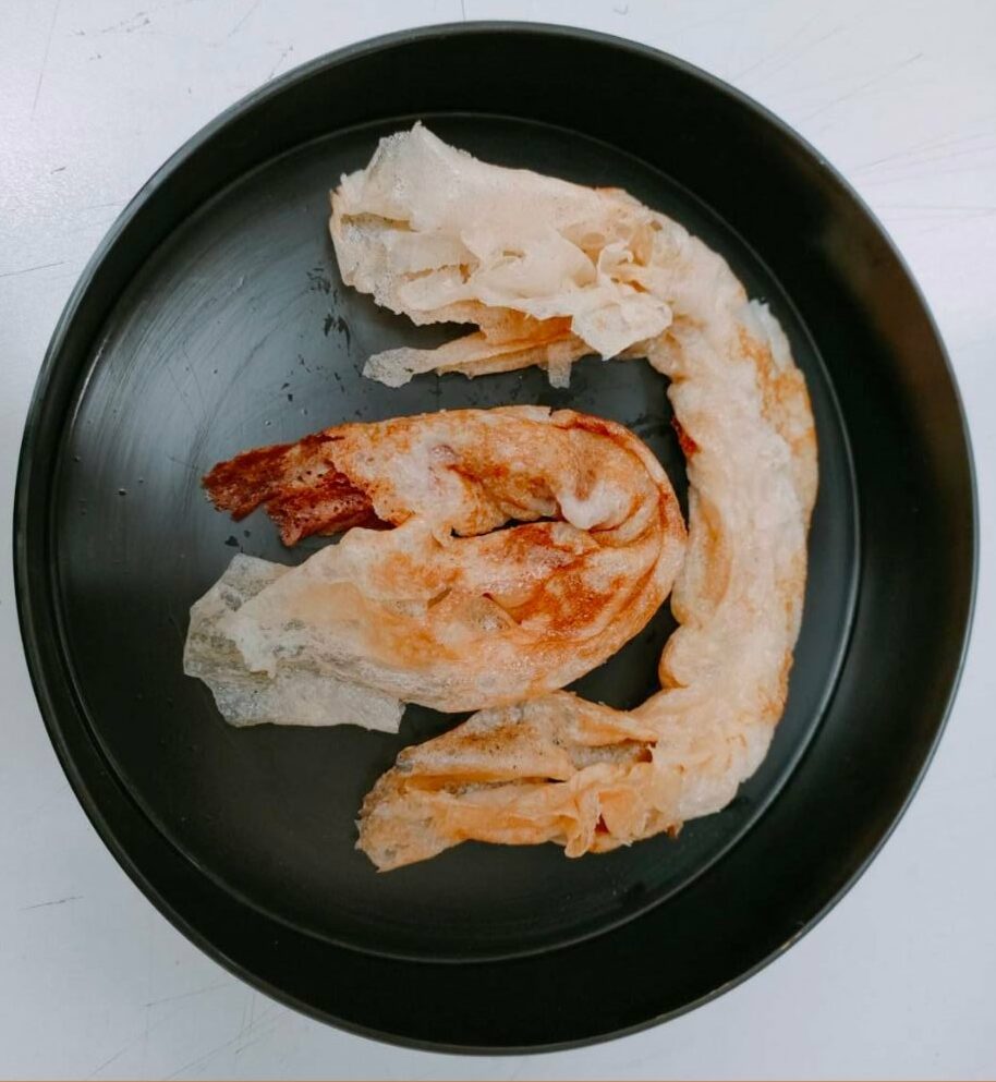 ขนมกรอก เมื่อสุกเรียบร้อยแล้ว แป้งจะกรอบนอกนุ่มใน หอมกะทิ และหอมแดง รสชาติอร่อยมาก