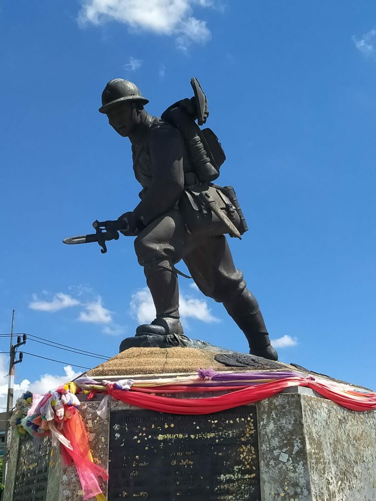 Read more about the article อนุสาวรีย์วีรไทย (พ่อจ่าดำ) อนุสรณ์สถานแห่งความกล้าหาญของทหารไทย