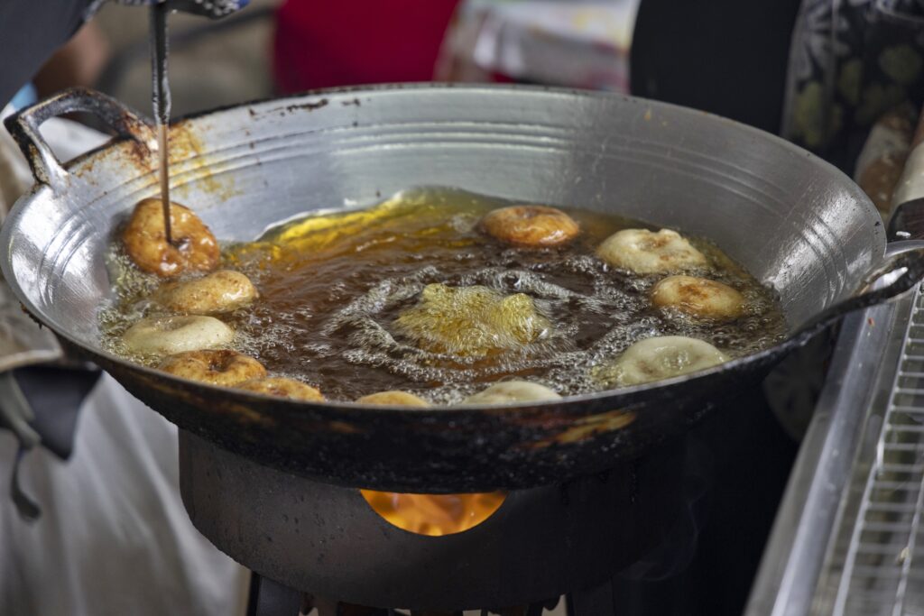 ขนมปะดาแขก ขนมโดนัทเมืองนครศรีธรรมราช  แป้งห่อไส้ เจาะรู แล้วทอดในน้ำมัน