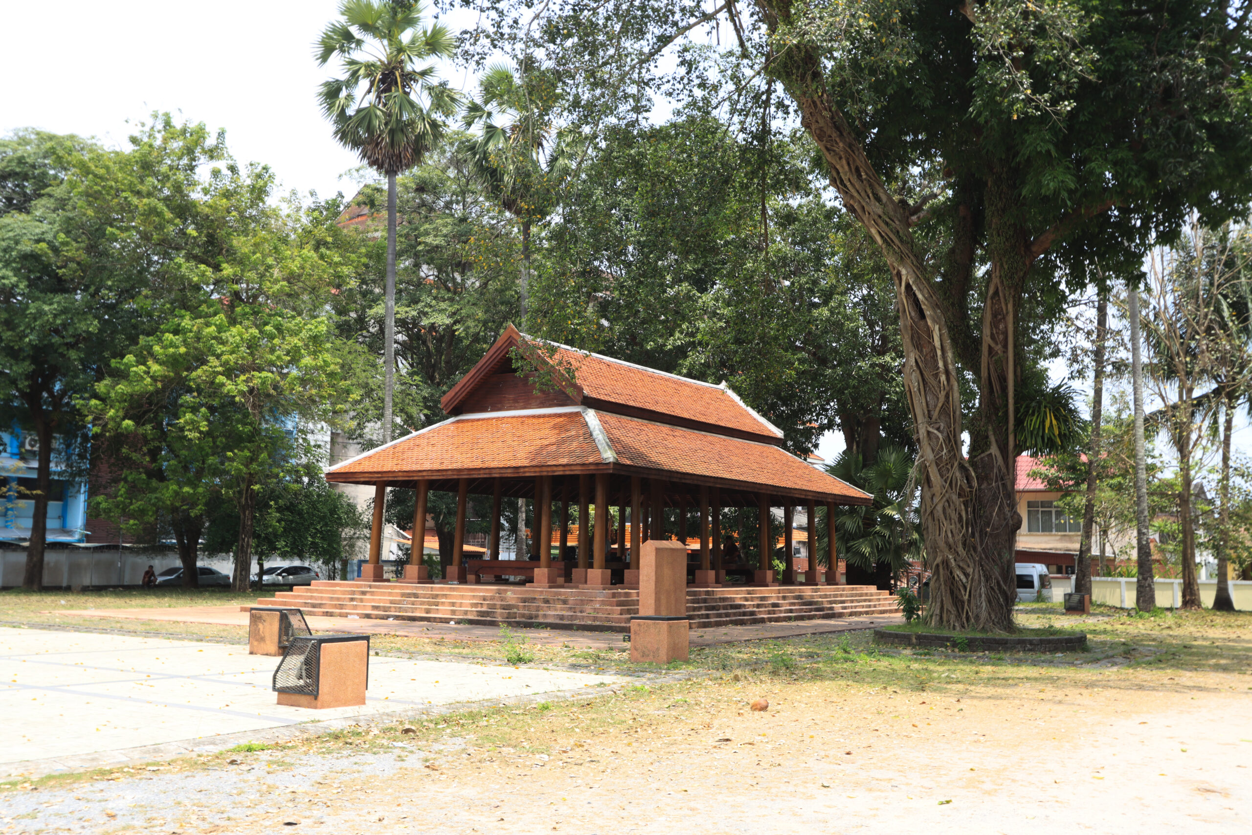 Read more about the article หลาโดหก (ศาลาประดู่หก)