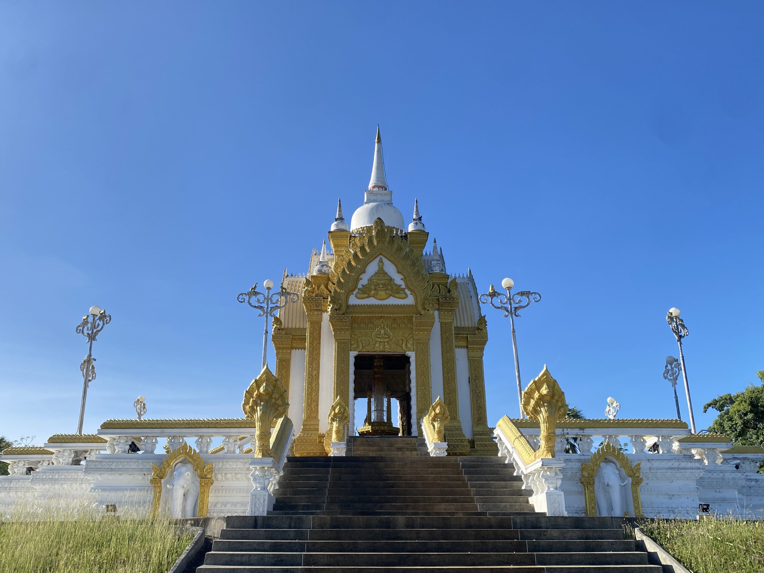 Read more about the article ศาลหลักเมืองขนอม (แม่สนตราเทวี) : อนุสรณ์สถานประวัติศาสตร์บนคาบสมุทรทะเลใต้