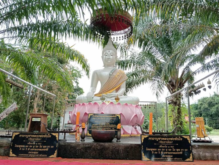 Read more about the article วัดเขาน้อย : โดดเด่นประเพณีตักบาตรเทโว