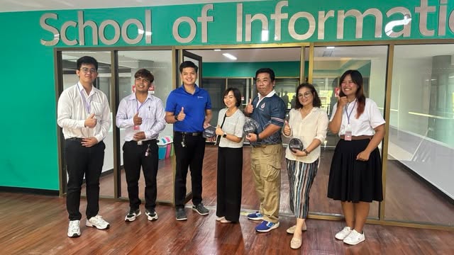 รักษาการแทนคณบดีสำนักวิชาสารสนเทศศาสตร์ ร่วมกับบุคลากรศูนย์บรรณสารและสื่อการศึกษา นิเทศสหกิจศึกษา