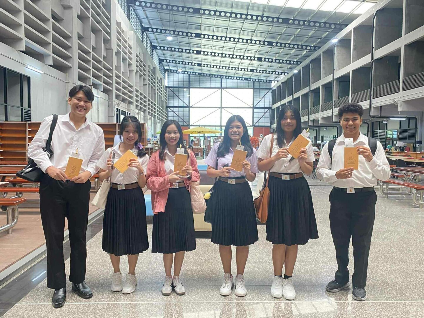ห้องสมุดจัดกิจกรรมรับเปิดเทอมคึกคัก นักศึกษาสนใจเข้าร่วมกิจกรรมและรับของที่ระลึก