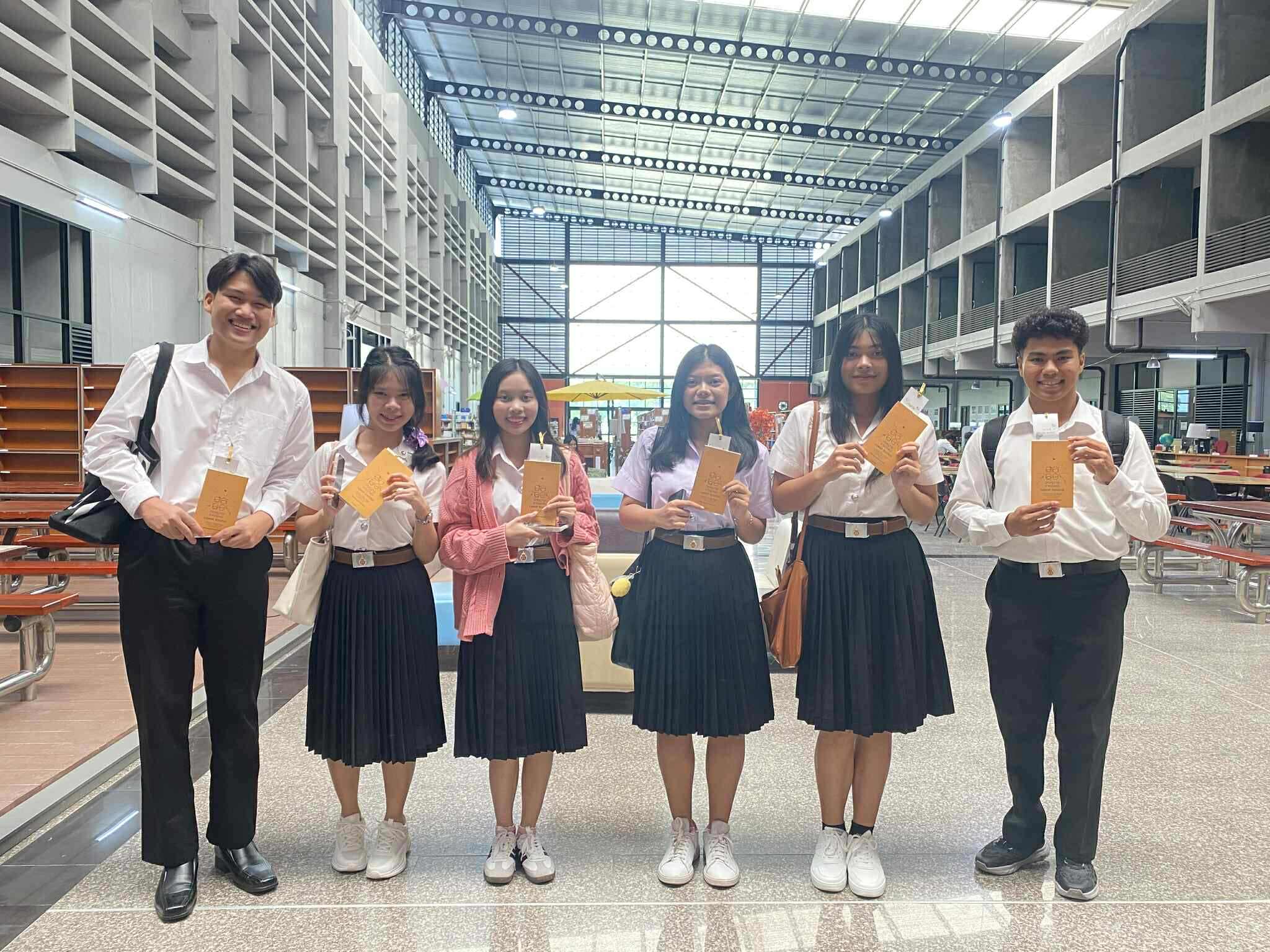 ห้องสมุดจัดกิจกรรมรับเปิดเทอมคึกคัก นักศึกษาสนใจเข้าร่วมกิจกรรมและรับของที่ระลึก