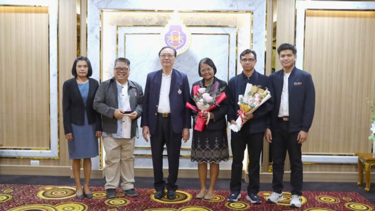 บุคลากรศูนย์บรรณสารและสื่อการศึกษาเข้ารับช่อดอกไม้แสดงความยินดีจากอธิการบดีในฐานะสร้างชื่อเสียงให้แก่มหาวิทยาลัย ในการเข้าร่วมนำเสนอผลงาน การประชุมวิชาการระดับชาติ PULINET ครั้งที่ 16